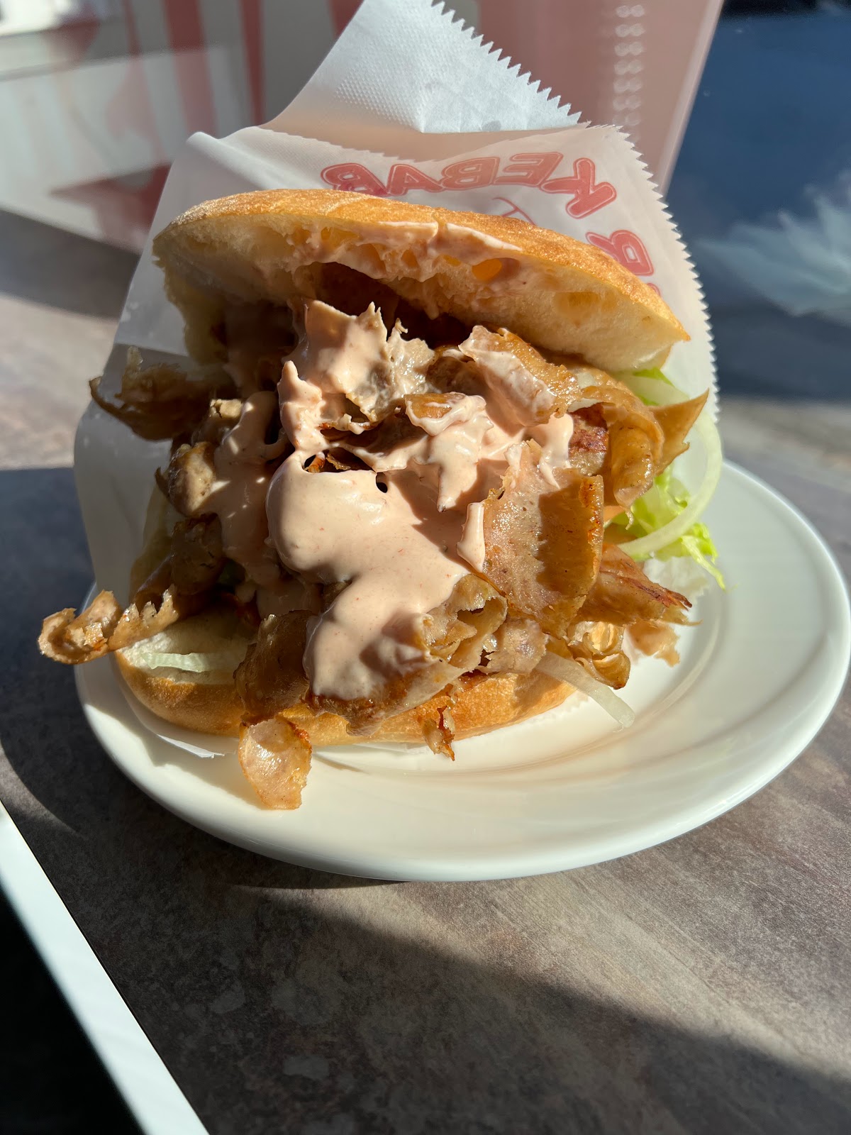 Frisch belegter Döner im Brot