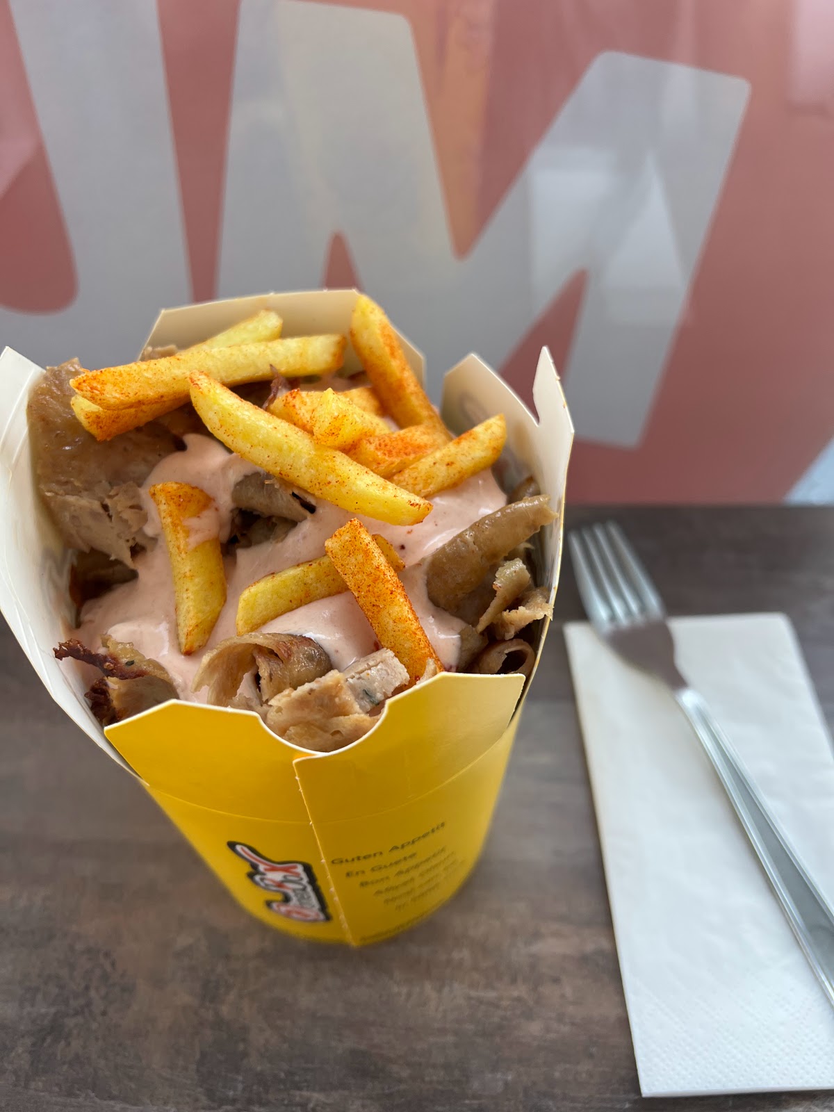 Kebab-Box mit Pommes und Soße