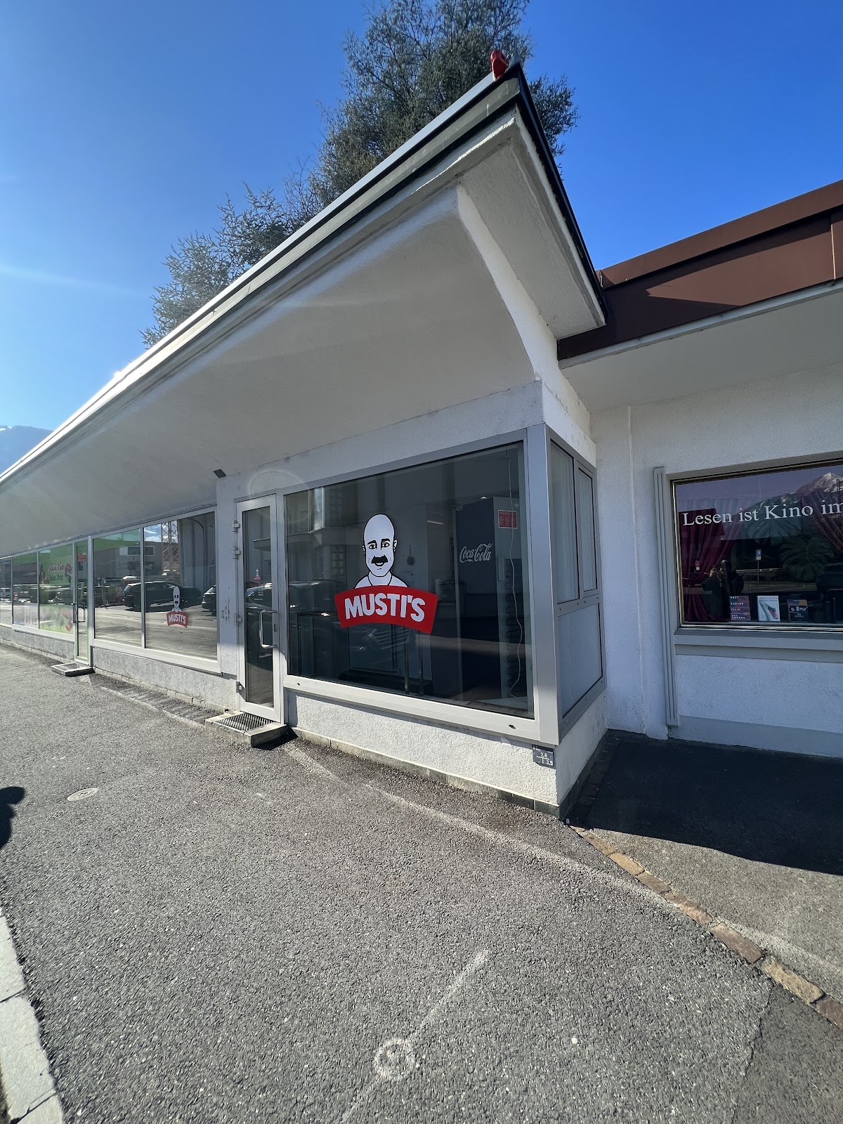Musti's Imbiss an der Pizolstrasse, Sargans — Aussenansicht mit Bergpanorama