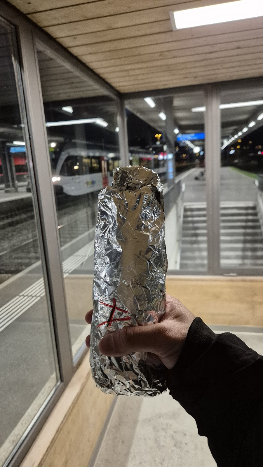 Dürüm zum Mitnehmen — am Bahnhof Sargans am Abend