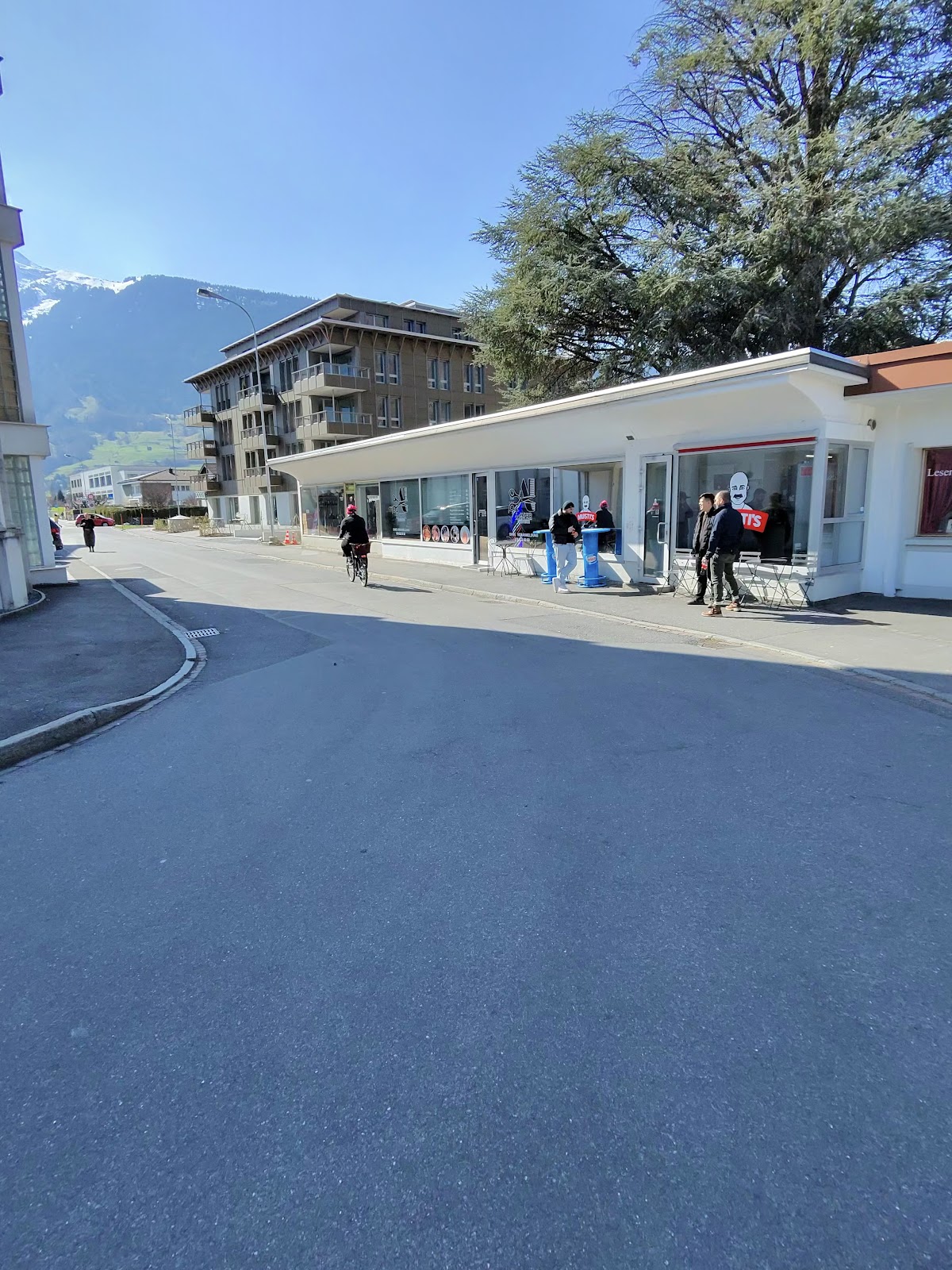 Musti's von der Pizolstrasse aus — mit Alpenpanorama