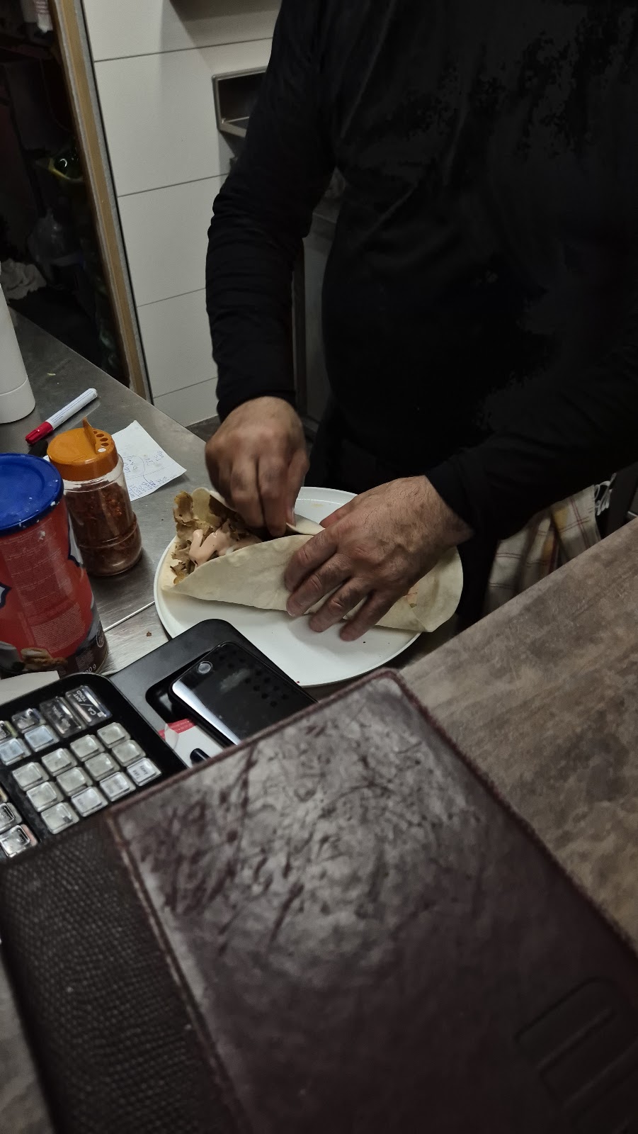 Dürüm wird hinter der Theke frisch zubereitet